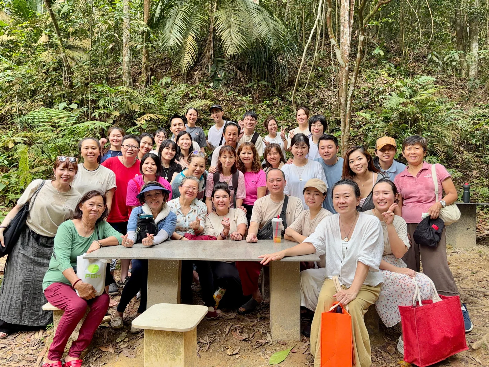 白龙传导学员森林合影 White Dragon Qi Transmission forest group photo