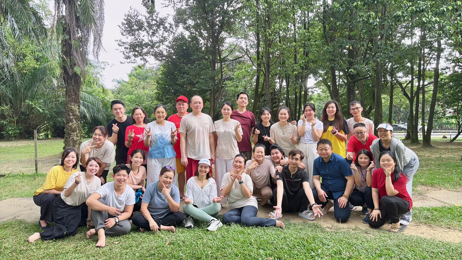 白龙传导学员公园合影 White Dragon Qi Transmission park group photo
