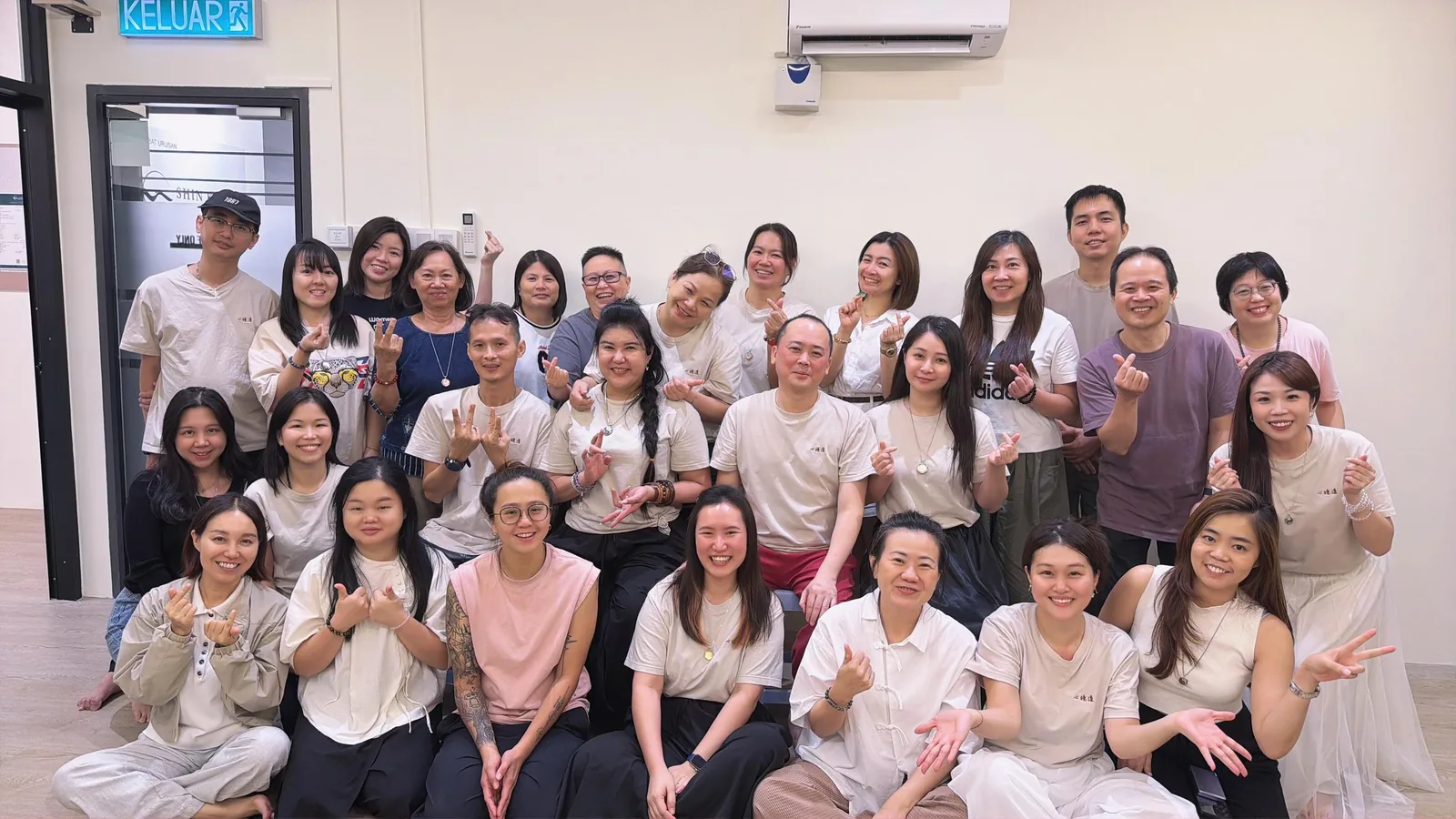 白龙传导学员课后合影 White Dragon Qi Transmission class group photo